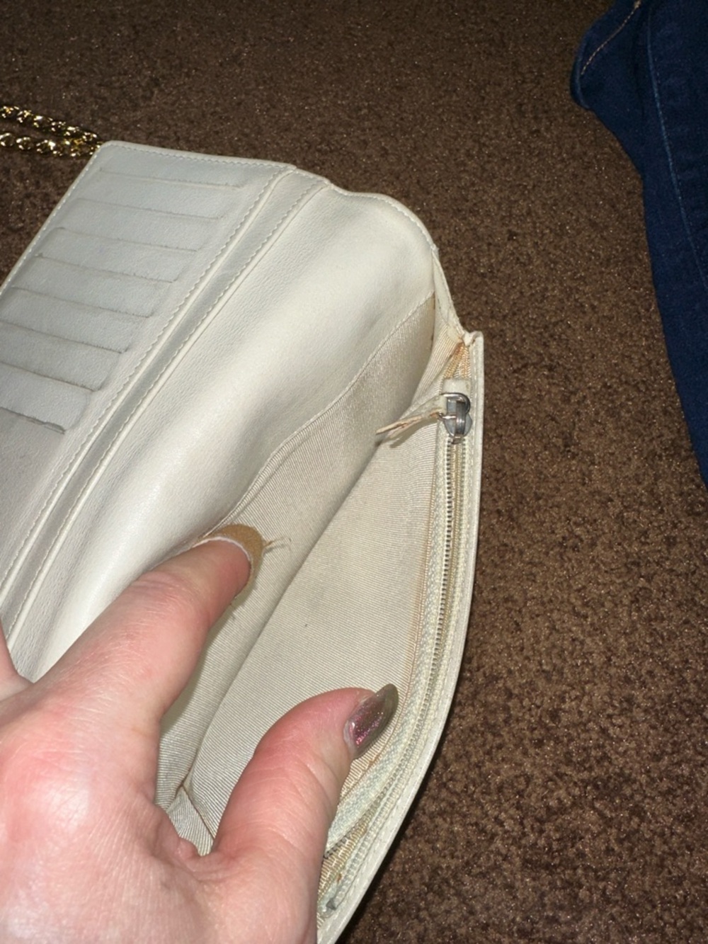 CHANEL Oatmeal white family shade. Quilted CC Logo Wallet - Picture 5 of 16